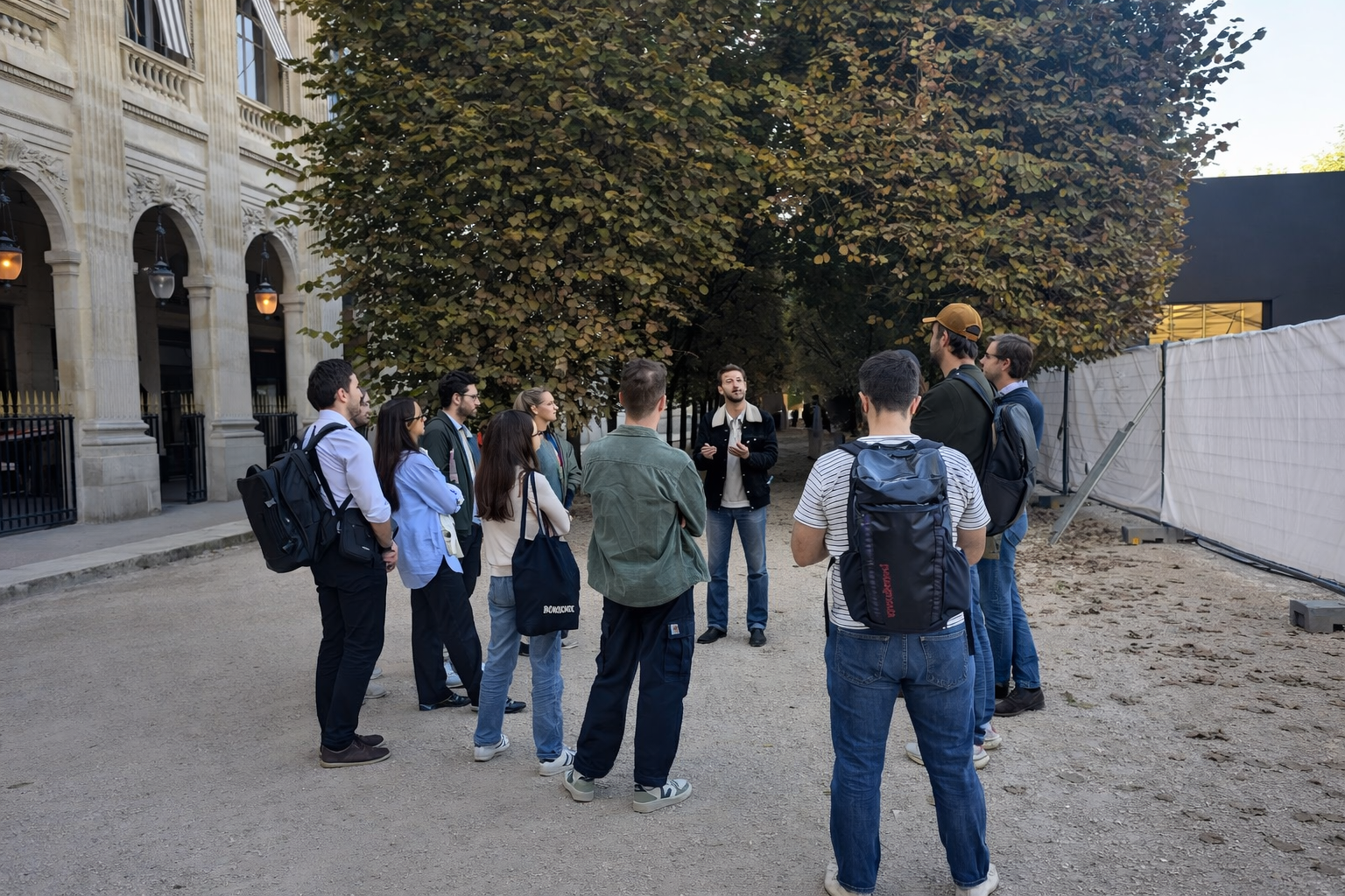 Guide touristique présentant un monument historique à Paris.