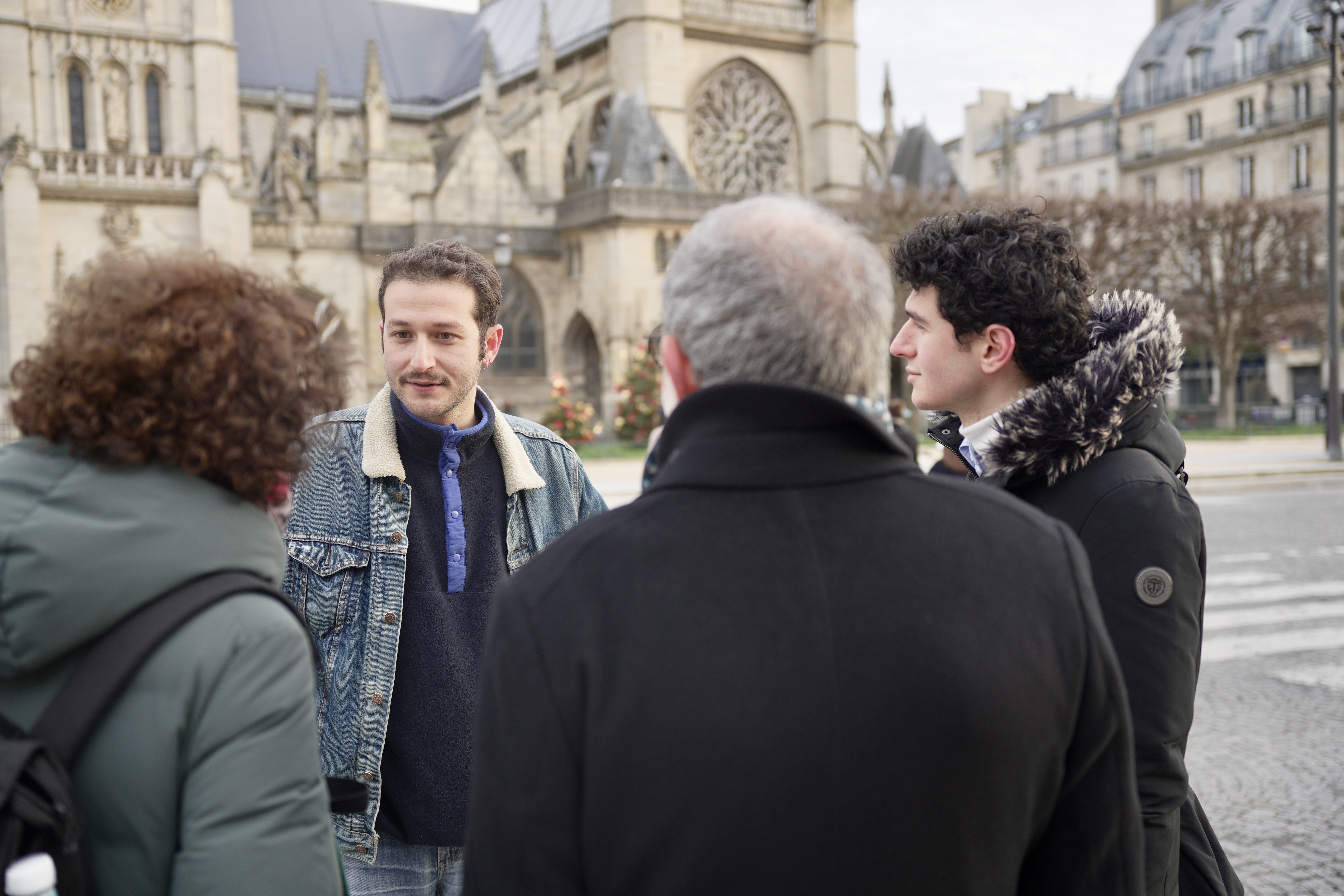 Guide expérimenté présentant le Pont Alexandre III à Paris