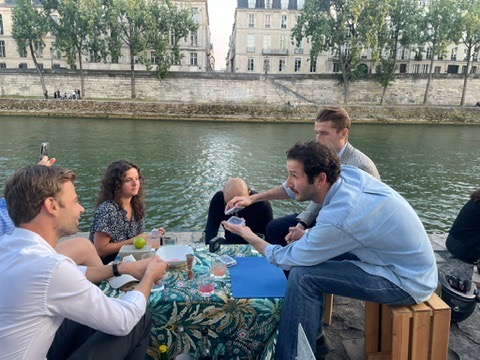 Ruben faisant un tour de cartes sur les quais de Seine