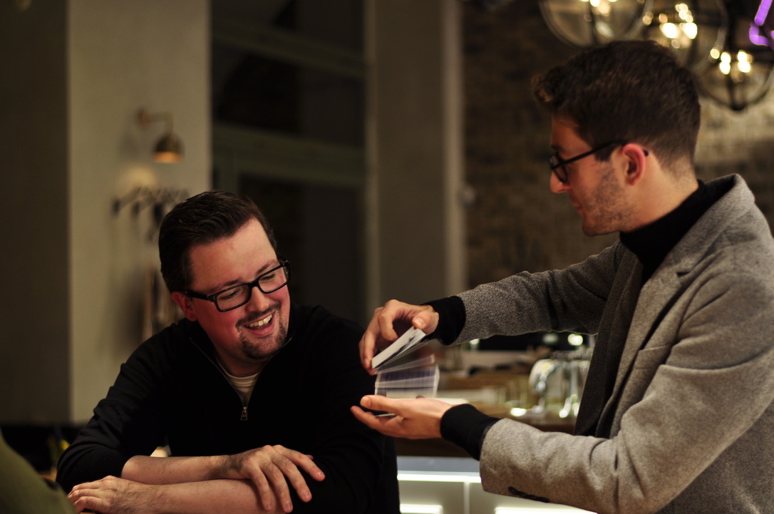 Ruben invitant un spectateur à choisir une carte