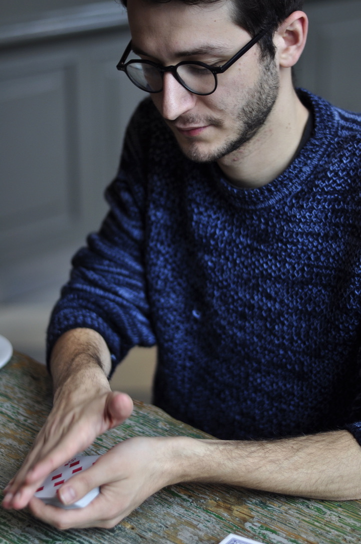 Ruben réalisant un tour de cartes complexe