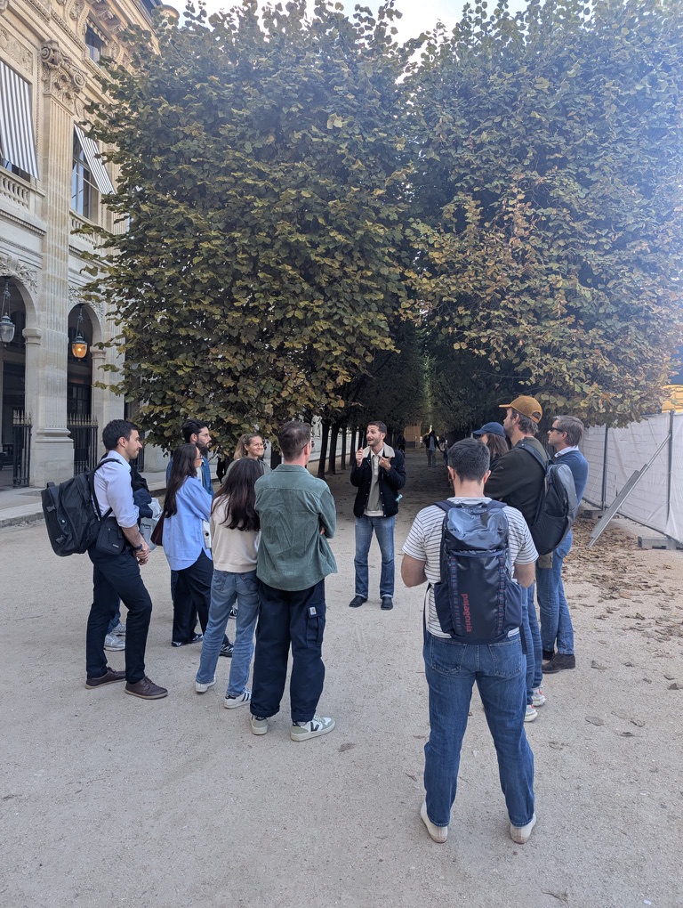 Ruben giving a guided tour in Paris.