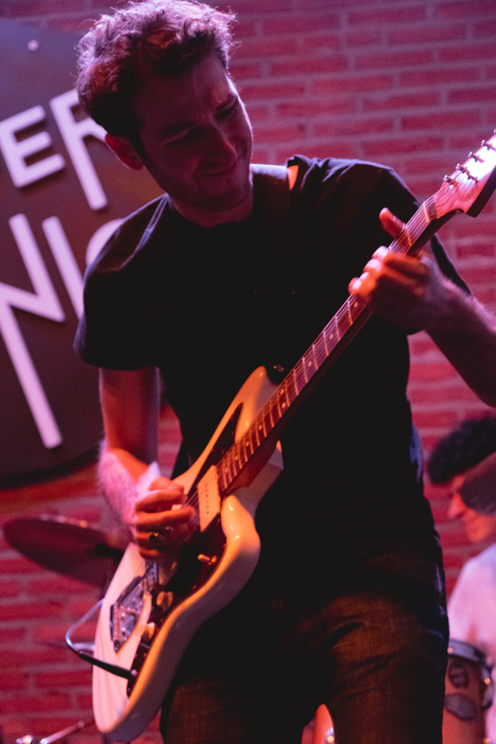 Ruben jouant de la guitare au Supersonic