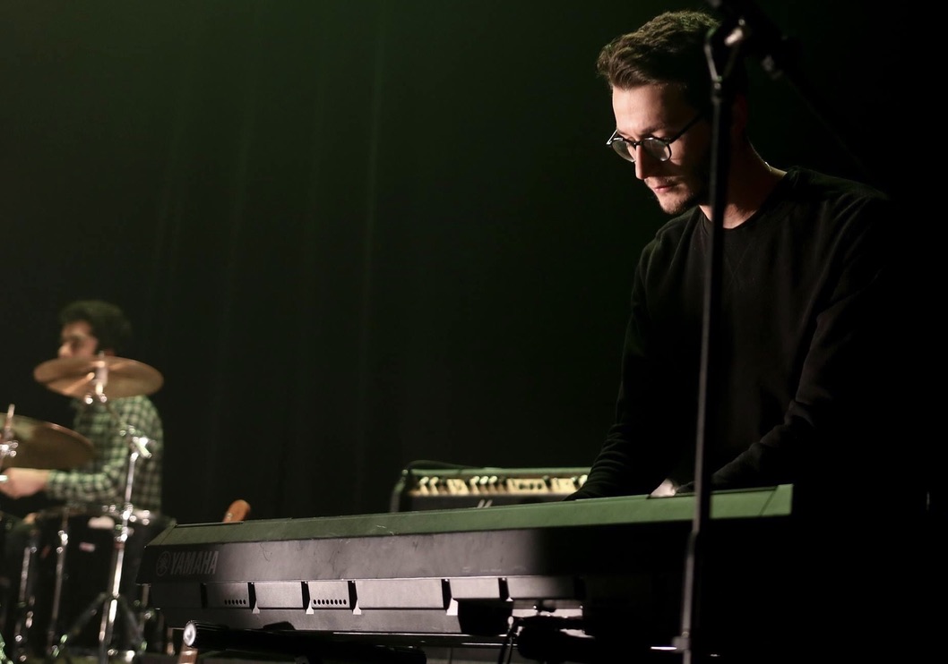 Musicien jouant du piano.